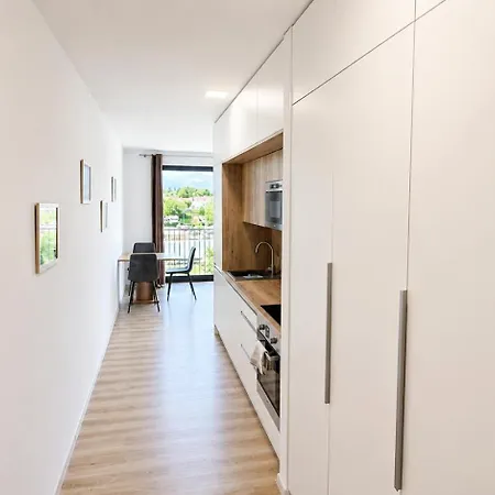 Modern 2 With Terrace, Chrenoviska Апартаменты